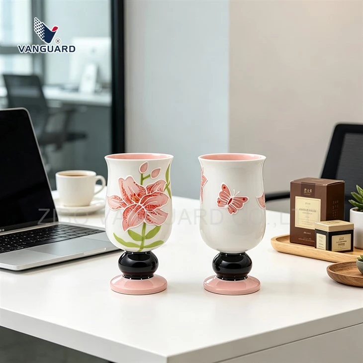 Cốc gốm hoa nổi